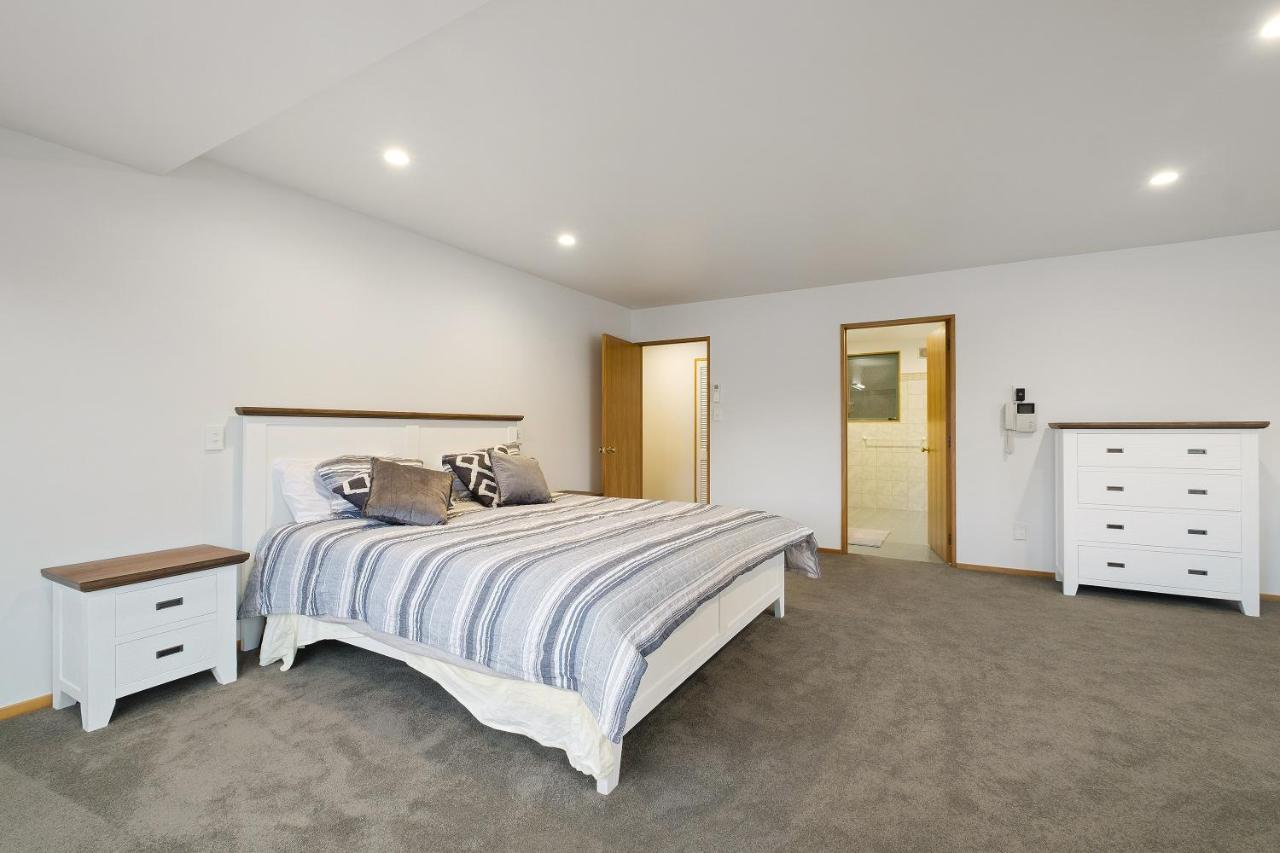 Huge Lakefront Delight - Queenstown Holiday Home Exterior photo