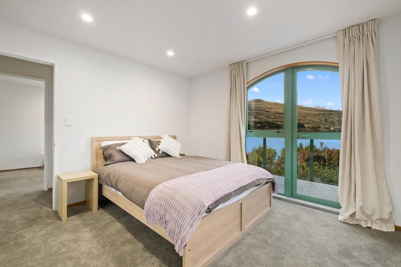 Huge Lakefront Delight - Queenstown Holiday Home Exterior photo